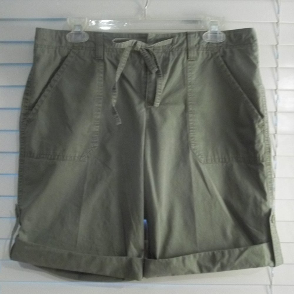 IZOD Army Green Bermuda Shorts ** EUC **